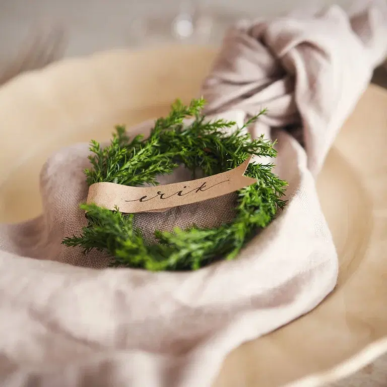 Make your own mini wreaths for table decorations