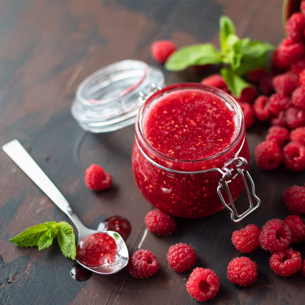 Lag hjemmelaget syltetøy og marmelade av bær og frukt 